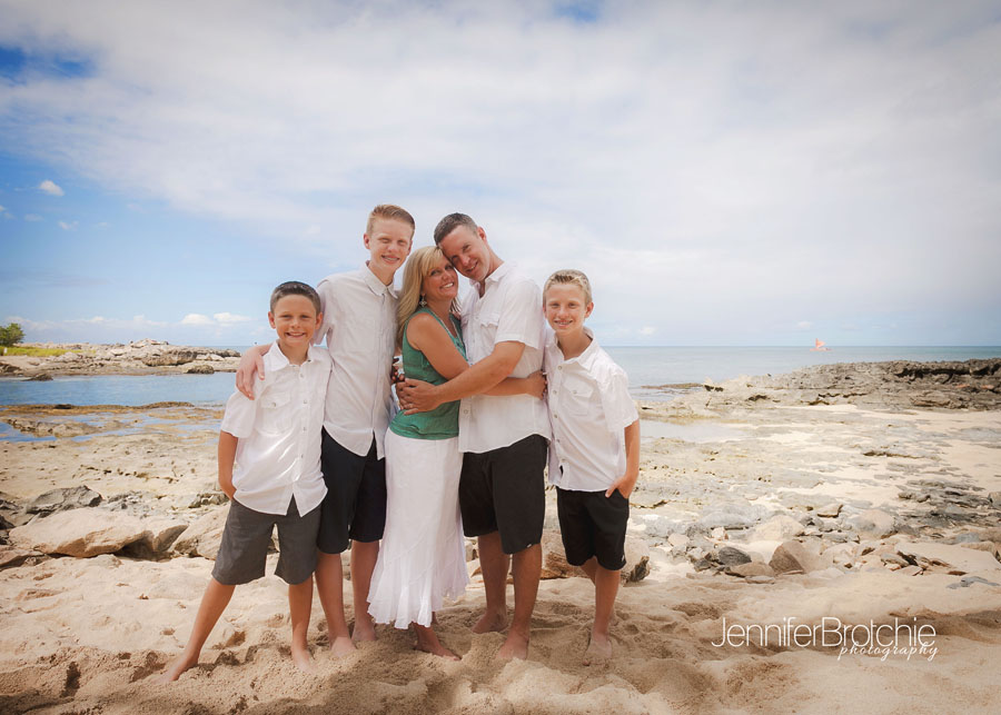 professional p hotographer family pictures on the beach at disney aulani koolina