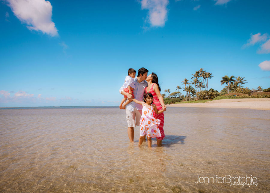 What to wear for a family photo shoot in Hawaii. Oahu professional photographer.
