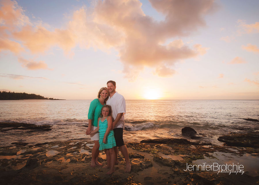 What to wear for a family photo shoot in Hawaii. Oahu professional photographer.