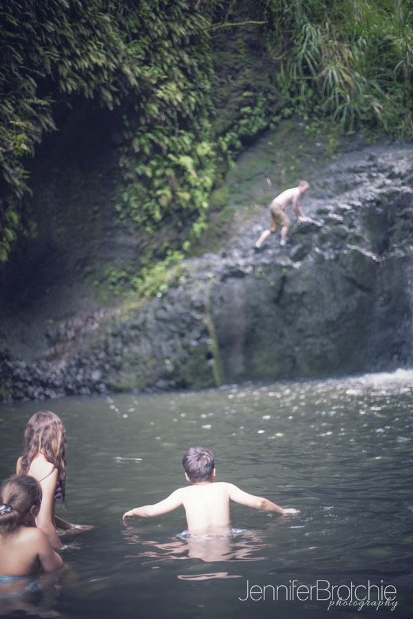 waterfall-hike-things-to-do-oahu-waterfall-family-photography-maunawili