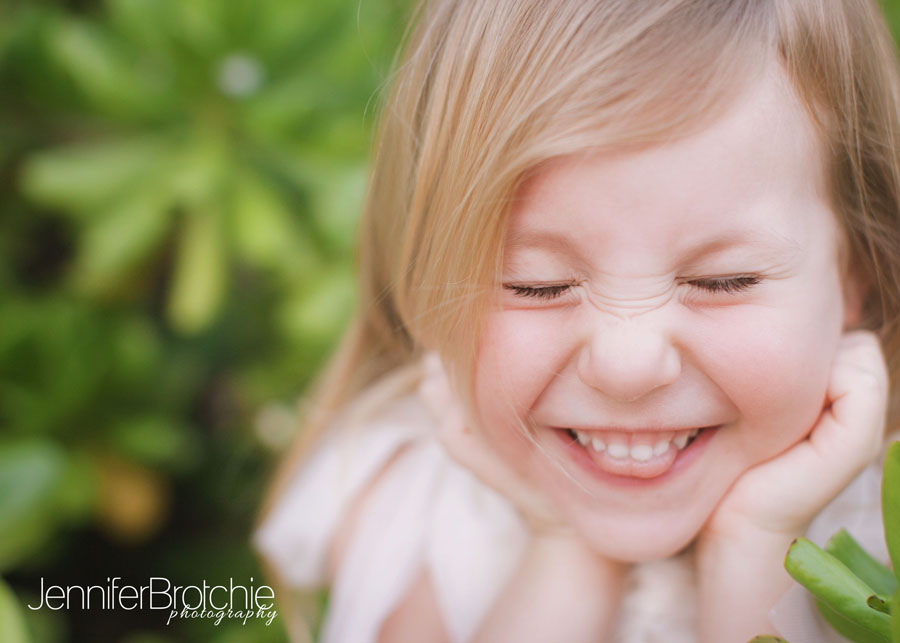 children and family photographer, photos on the beach in oahu