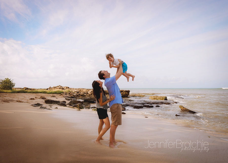 family-pictures-on-the-beach-oahu-hawaii