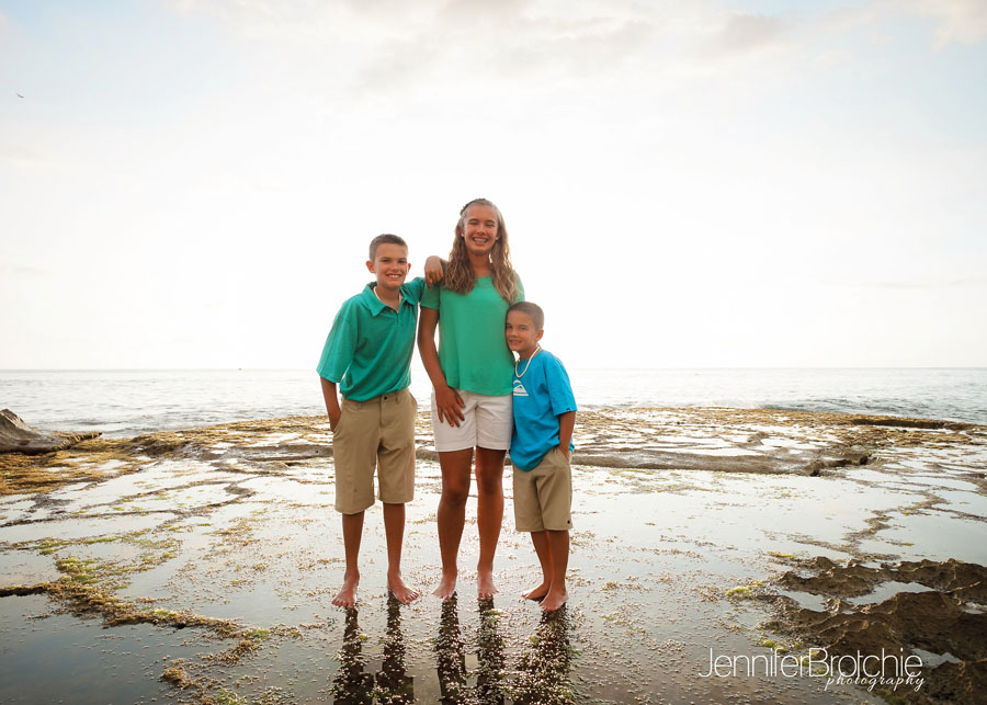 professional sunset photos on the beach, family pictures on oahu, portraits.