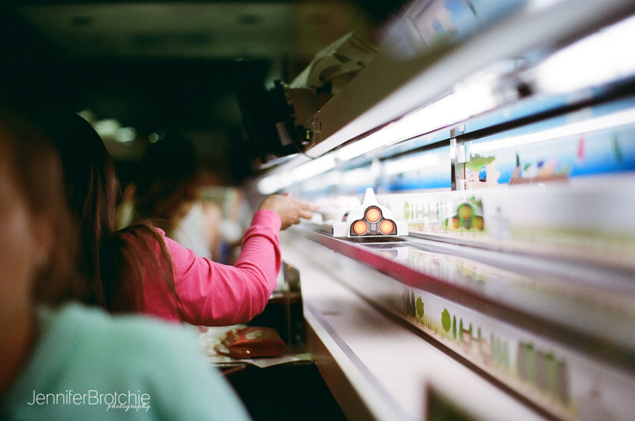 Oahu, Places To Eat, Things To Do on Oahu, Places to Visit in Waikiki, Hawaii, Oahu Photographer, Family Beach Photos, Film Photography, Ala Moana Mall, Shopping in Waikiki