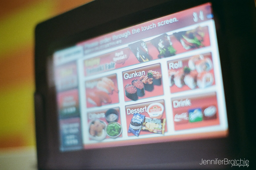 oahu-places-to-visit-things-to do-genki-sushi-photographer-local-food-waikiki-honolulu-1